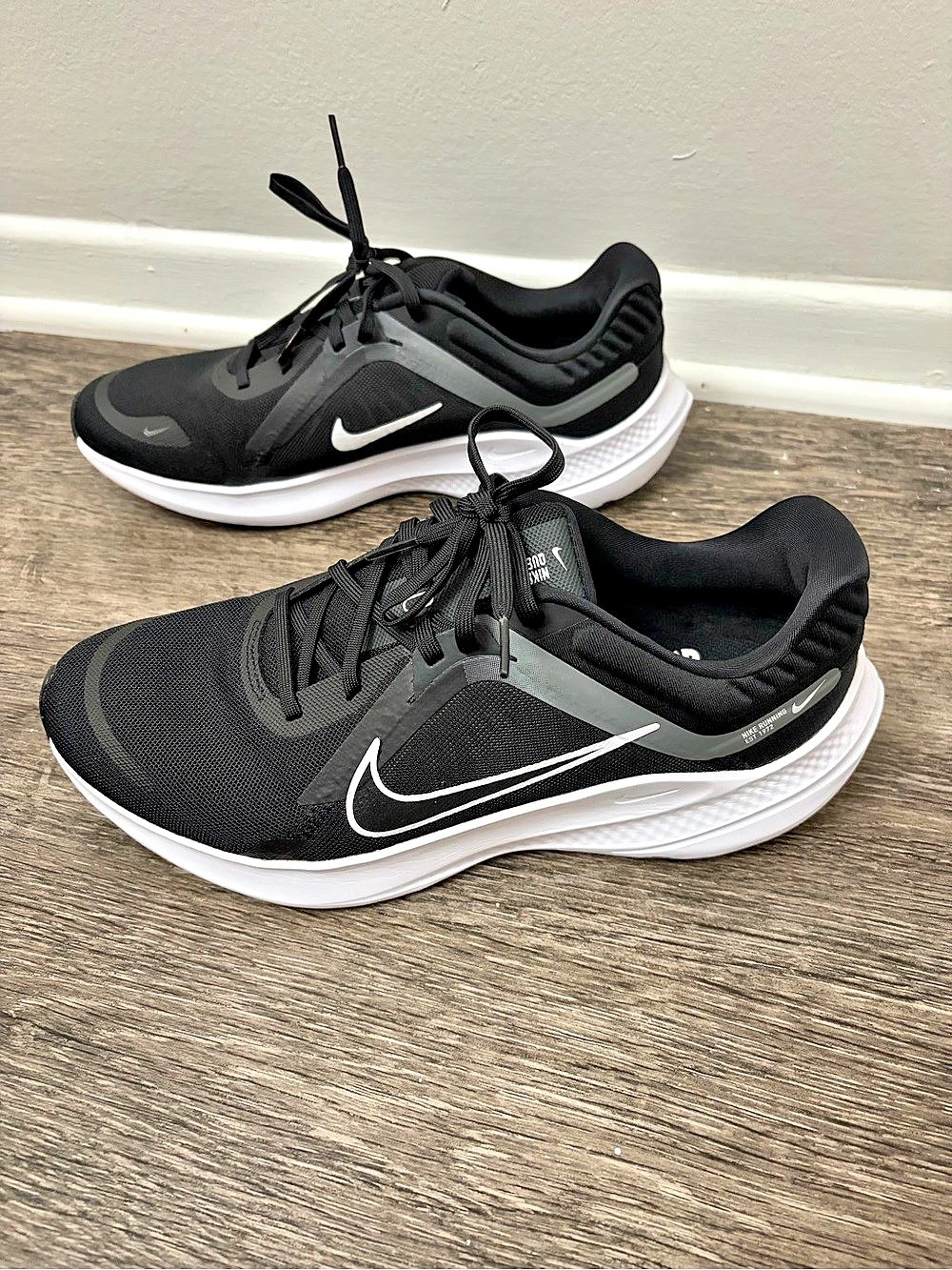 Nike Quest 5 Athletic Shoes Black & White US 9.5 Men